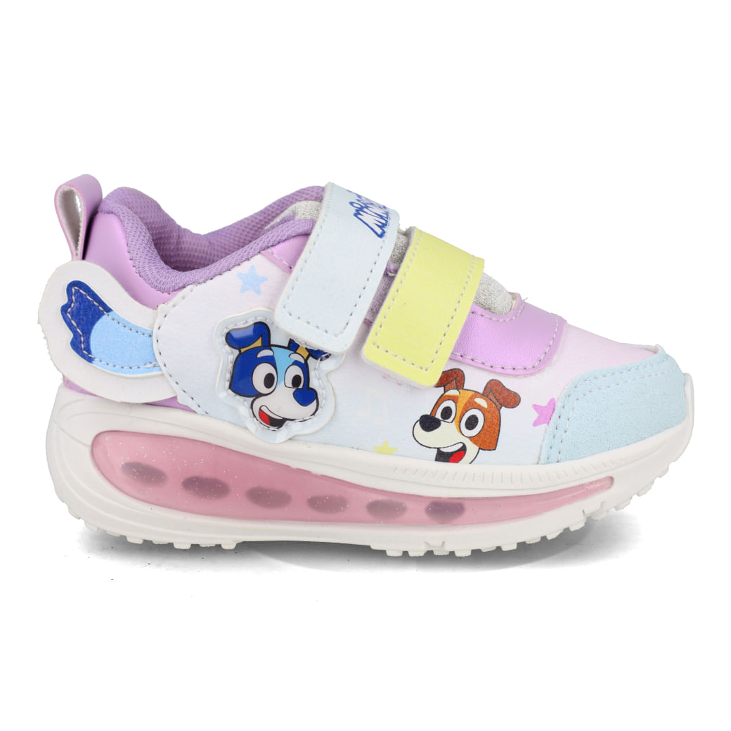 Tênis infantil branco com luzes LED na sola e estampa colorida de personagens, fechamento com velcro e cadarço